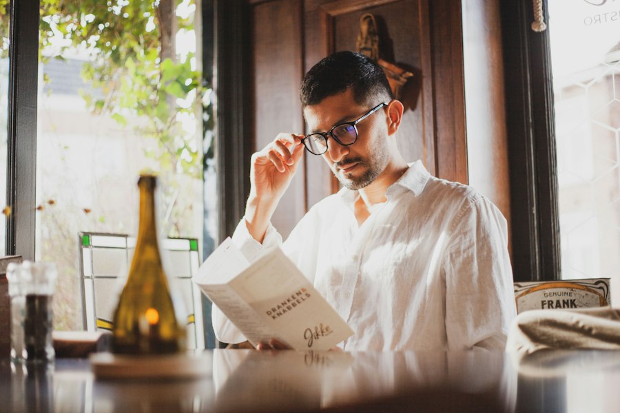 Hombre con anteojos recetados leyendo
