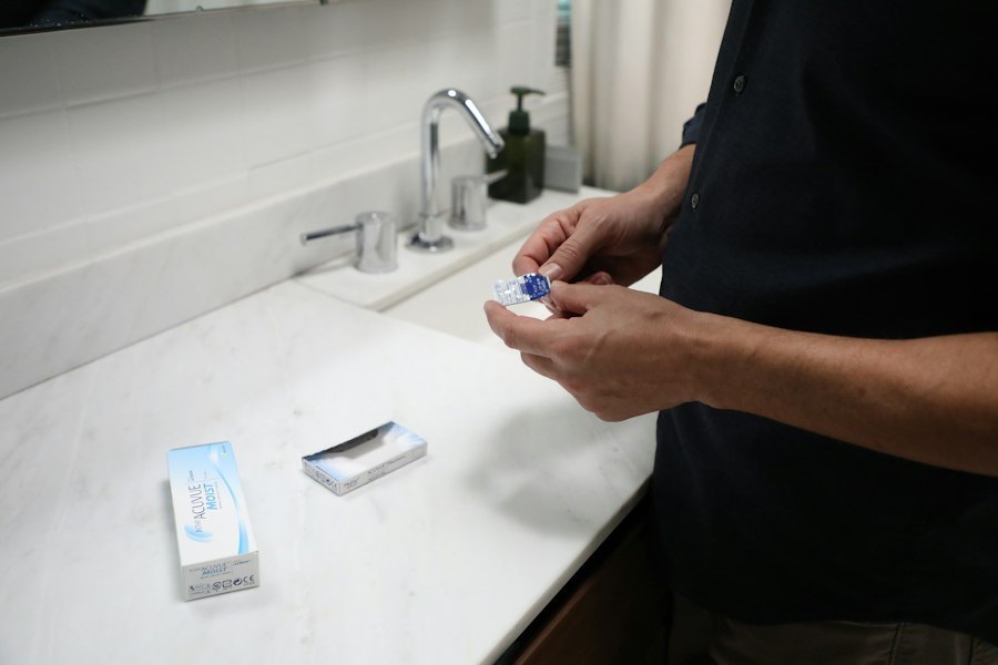 Persona preparando sus lentes de contacto